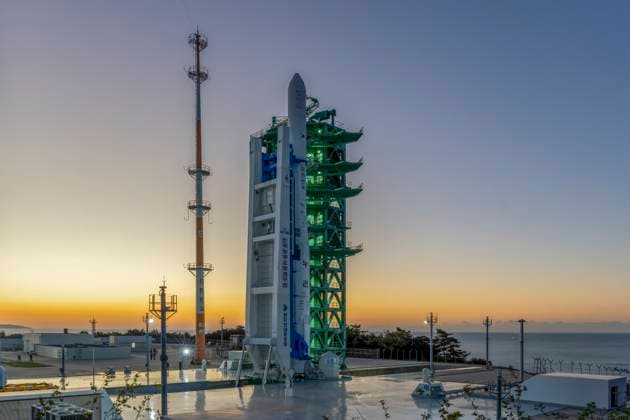 October 7, 2026, Goheung, South Jeolla, SOUTH KOREA: Oct 7, 2026-Goheung, South Korea-South Korea s homegrown Nuri rocket stands on a launchpad at the Naro Space Center in Goheung, about 400 kilometers south of Seoul, ahead of its fifth launch on Oct. 7, 2026. Korea will launch its homegrown Nuri rocket at 12:25 p.m. on Wednesday, Korea AeroSpace Administration (KASA) announced. It is set to take off from the Naro Space Center in Goheung County, South Jeolla. Goheung SOUTH KOREA - ZUMAs168 20261007_zih_s168_006 Copyright: xKoreaxAerospacexAdministrationx
