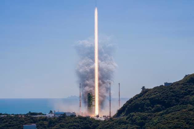 October 7, 2026, Goheung, South Jeolla, SOUTH KOREA: Oct 7, 2026-Goheung, South Korea-South Korea s Nuri space rocket lifts off from the Naro Space Center in Goheung, about 400 kilometers south of Seoul, on Oct. 7, 2026. South Korea launched its homegrown Nuri rocket Wednesday on its fifth flight, placing 15 satellites into orbit, including five that will form part of the country s first domestically launched microsatellite constellation. Goheung SOUTH KOREA - ZUMAs168 20261007_zih_s168_010 Copyright: xKoreaxAerospacexAdministrationx