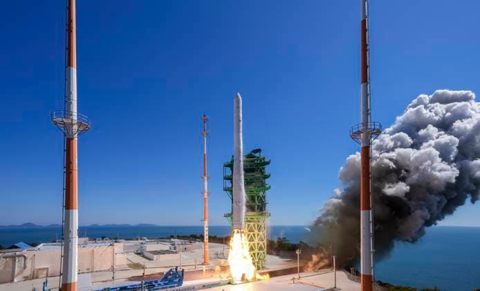 October 7, 2026, Goheung, South Jeolla, SOUTH KOREA: Oct 7, 2026-Goheung, South Korea-South Korea s Nuri space rocket lifts off from the Naro Space Center in Goheung, about 400 kilometers south of Seoul, on Oct. 7, 2026. South Korea launched its homegrown Nuri rocket Wednesday on its fifth flight, placing 15 satellites into orbit, including five that will form part of the country s first domestically launched microsatellite constellation. Goheung SOUTH KOREA - ZUMAs168 20261007_zih_s168_014 Copyright: xKoreaxAerospacexAdministrationx