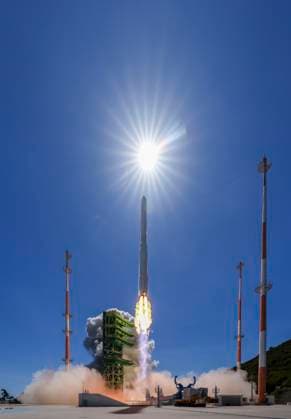 October 7, 2026, Goheung, South Jeolla, SOUTH KOREA: Oct 7, 2026-Goheung, South Korea-South Korea s Nuri space rocket lifts off from the Naro Space Center in Goheung, about 400 kilometers south of Seoul, on Oct. 7, 2026. South Korea launched its homegrown Nuri rocket Wednesday on its fifth flight, placing 15 satellites into orbit, including five that will form part of the country s first domestically launched microsatellite constellation. Goheung SOUTH KOREA - ZUMAs168 20261007_zih_s168_012 Copyright: xKoreaxAerospacexAdministrationx