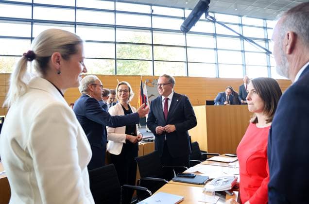 Sonderplenum Thueringer Landtag 07.10.2026, Erfurt, Thueringer Landtag, 55. Plenarsitzung, Sonderplenum, Verhandlungsgegenstand ist die Aufloesung des 8. Thueringer Landtags gemaess Artikel 50 Abs. 2 Satz 1 Nr. 1 der Verfassung des Freistaats Thueringen Antrag der AfD im Bild: Ministerin fuer Justiz, Migration und Verbraucherschutz: Beate Meissner (CDU) , Minister fuer Inneres und Kommunales Georg Maier (SPD), Finanzministerin Katja Wolf (Thueringen.Gerecht) und Ministerpraesident Mario Voigt (CDU) und Ministerin fuer Arbeit, Soziales, Gesundheit und Familie Katharina Schenk (SPD)