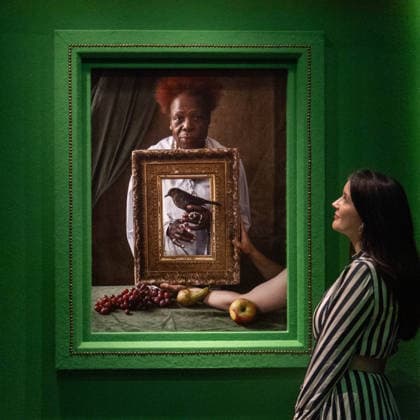 Tim Walker s Fairyland: Love and Legends Photo Call at National Portrait Gallery, London, UK - 7 October 2026 A staff member views Olivette Cole-Wilson, and blackbird by Tim Walker as part of The National Portrait Gallery s Tim Walker s Fairyland: Love and Legends Exhibition which runs from 9th October 2026 - 7th February 2027 at National Portrait Gallery in London, England, UK on Wednesday 7 October, 2026., Credit:Justin Ng Avalon UK, England, London, National Portrait Gallery Copyright: xJustinxNgx xAvalonx 1141202419
