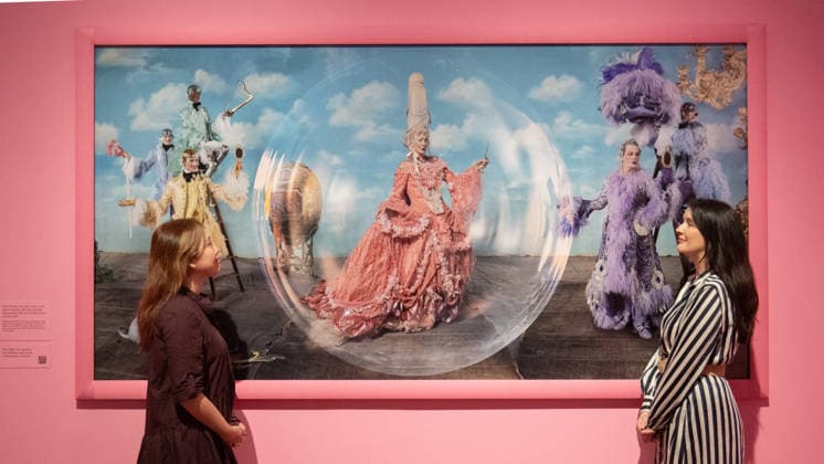 Tim Walker s Fairyland: Love and Legends Photo Call at National Portrait Gallery, London, UK - 7 October 2026 A staff member views Paul O Grady and Julian Clary as the Glitter Queens, with Harry Browse, Rae and Liam Elias as the Glitter Boys by Tim Walker as part of The National Portrait Gallery s Tim Walker s Fairyland: Love and Legends Exhibition which runs from 9th October 2026 - 7th February 2027 at National Portrait Gallery in London, England, UK on Wednesday 7 October, 2026., Credit:Justin Ng Avalon UK, England, London, National Portrait Gallery Copyright: xJustinxNgx xAvalonx 1141202444