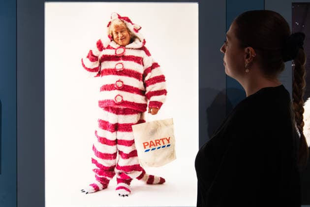 Tim Walker s Fairyland: Love and Legends Photo Call at National Portrait Gallery, London, UK - 7 October 2026 A staff member views Jeffrey Hinton as Bagpuss, Costume: Sophie Lincoln by Tim Walker as part of The National Portrait Gallery s Tim Walker s Fairyland: Love and Legends Exhibition which runs from 9th October 2026 - 7th February 2027 at National Portrait Gallery in London, England, UK on Wednesday 7 October, 2026., Credit:Justin Ng Avalon UK, England, London, National Portrait Gallery Copyright: xJustinxNgx xAvalonx 1141202450