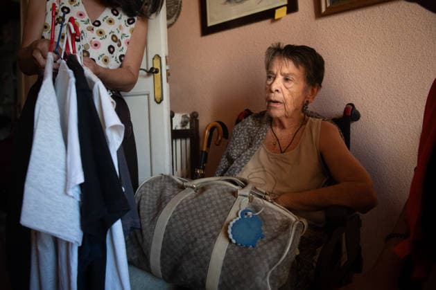 Maricarmen, the 87-year-old woman evicted from her home in Madrid, has died. Maricarmen packs a bag with her belongings on September 23, 2026, in Madrid, Spain. Maricarmen, an 87-year-old resident of Madrid’s Retiro neighborhood, faces a fourth and final eviction attempt this Wednesday, the 23rd, from the home where she has lived for more than seven decades, at 46 Alcalde Sainz de Baranda Street. Maricarmen’s case has become a symbol of the struggle for access to housing in Madrid. In 1956, Maricarmen’s father signed a lease for that home, and after his death, the lease was transferred to his wife and, later, to Maricarmen. Fernando Sá, Madrid, Madrid, Spain Copyright: xFernandoxSanchezx 7827220