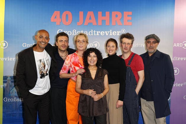 Patrick Abozen, Enrique Fiss, Saskia Fischer, Maria Ketikidou, Sinha Melina Gierke, Sven Fricke und Oezguer Karadeniz beim 40 Jahre Großstadtrevier (ARD) Serien Photo Call am 7.10.2026 in der Astor Film Lounge in Hamburg Patrick Abozen, Enrique Fiss, Saskia Fischer, Maria Ketikidou, Sinha Melina Gierke, Sven Fricke and Oezguer Karadeniz attend the photo call for the 40th anniversary of the series *Großstadtrevier* on October 7, 2026 at the Astor Film Lounge in Hamburg, Germany 40 Jahre Grossstadtrevier (ARD) Jubilaeum in Hamburg