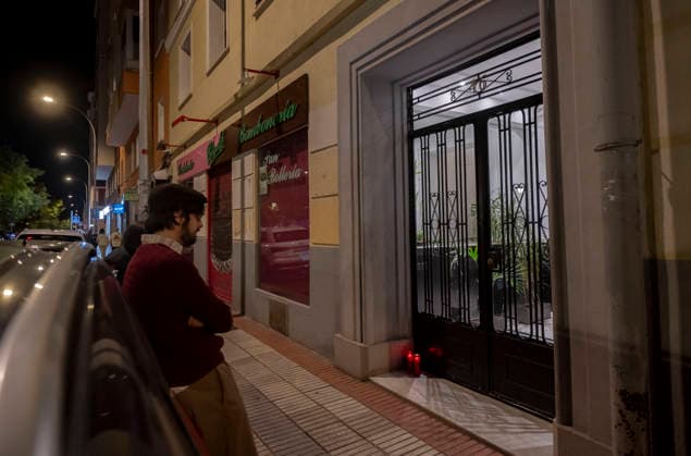 Maricarmen Abascal, who became a symbol of the fight for housing after her eviction, has died. Candles and flowers at Maricarmen’s home, October 7, 2026, in Madrid, Spain. Maricarmen Abascal, who became a symbol of the housing rights movement that led to the Puerta del Sol encampment after being evicted from the home in Retiro where she had lived for 70 years, died on Wednesday, as confirmed by the Tenants’ Union. The woman had been hospitalized at Gregorio Maranón Hospital since September 23. On that day, she was carried out on a stretcher from her home on Alcalde Sainz de Baranda Street after the eviction order was enforced, despite protests from dozens of activists, and transferred to the Madrid hospital due to her fragile health. OCTOB Copyright: xAlbertoxOrtegax 7827331