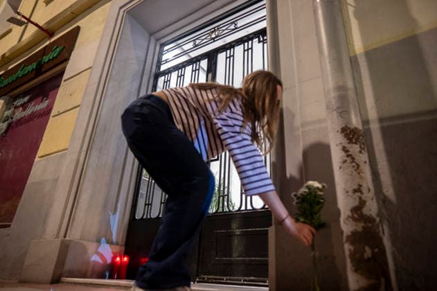 Maricarmen Abascal, who became a symbol of the fight for housing after her eviction, has died. Candles and flowers at Maricarmen’s home, October 7, 2026, in Madrid, Spain. Maricarmen Abascal, who became a symbol of the housing rights movement that led to the Puerta del Sol encampment after being evicted from the home in Retiro where she had lived for 70 years, died on Wednesday, as confirmed by the Tenants’ Union. The woman had been hospitalized at Gregorio Maranón Hospital since September 23. On that day, she was carried out on a stretcher from her home on Alcalde Sainz de Baranda Street after the eviction order was enforced, despite protests from dozens of activists, and transferred to the Madrid hospital due to her fragile health. OCTOB Copyright: xAlbertoxOrtegax 7827332