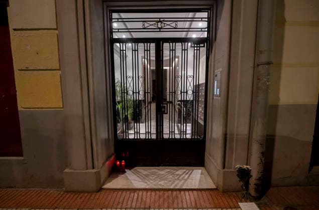 Maricarmen Abascal, who became a symbol of the fight for housing after her eviction, has died. Candles and flowers at Maricarmen’s home, October 7, 2026, in Madrid, Spain. Maricarmen Abascal, who became a symbol of the housing rights movement that led to the Puerta del Sol encampment after being evicted from the home in Retiro where she had lived for 70 years, died on Wednesday, as confirmed by the Tenants’ Union. The woman had been hospitalized at Gregorio Maranón Hospital since September 23. On that day, she was carried out on a stretcher from her home on Alcalde Sainz de Baranda Street after the eviction order was enforced, despite protests from dozens of activists, and transferred to the Madrid hospital due to her fragile health. OCTOB Copyright: xAlbertoxOrtegax 7827333