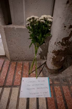 Maricarmen Abascal, who became a symbol of the fight for housing after her eviction, has died A bouquet of flowers with a dedication at Maricarmen’s home, October 7, 2026, in Madrid, Spain. Maricarmen Abascal, who became a symbol of the housing rights movement that led to the Puerta del Sol encampment after being evicted from the home in Retiro where she had lived for 70 years, died on Wednesday, as confirmed by the Tenants’ Union. The woman had been hospitalized at Gregorio Maranón Hospital since September 23. On that day, she was carried out on a stretcher from her home on Alcalde Sainz de Baranda Street after the eviction order was enforced, despite protests from dozens of activists, and transferred to the Madrid hospital due to her fra Copyright: xAlbertoxOrtegax 7827334