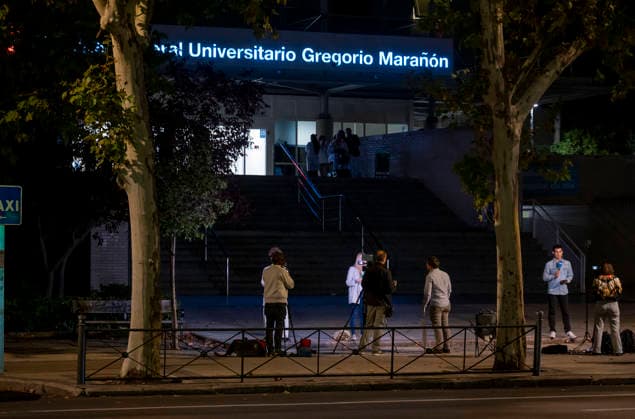 Maricarmen Abascal, who became a symbol of the fight for housing after her eviction, has died. Several media outlets at Gregorio Maranón Hospital, October 7, 2026, in Madrid, Spain. Maricarmen Abascal, who became a symbol of the housing rights movement that led to the Puerta del Sol encampment after being evicted from the home in Retiro where she had lived for 70 years, died on Wednesday, as confirmed by the Tenants’ Union. The woman had been hospitalized at Gregorio Maranón Hospital since September 23. On that day, she was carried out on a stretcher from her home on Alcalde Sainz de Baranda Street after the eviction order was enforced, despite protests from dozens of activists, and transferred to the Madrid hospital due to her fragile hea Copyright: xAlbertoxOrtegax 7827335