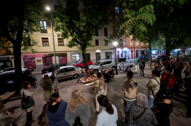 Maricarmen Abascal, who became a symbol of the fight for housing after her eviction, has died. Several people leave candles and messages at Maricarmen’s home on October 7, 2026, in Madrid, Spain. Maricarmen Abascal, who became a symbol of the housing rights movement that led to the Puerta del Sol encampment after being evicted from the home in Retiro where she had lived for 70 years, died on Wednesday, as confirmed by the Tenants’ Union. The woman had been hospitalized at Gregorio Maranón Hospital since September 23. On that day, she was carried out on a stretcher from her home on Alcalde Sainz de Baranda Street after the eviction order was enforced, despite protests from dozens of activists, and transferred to the Madrid hospital due to h Copyright: xAlbertoxOrtegax 7827350