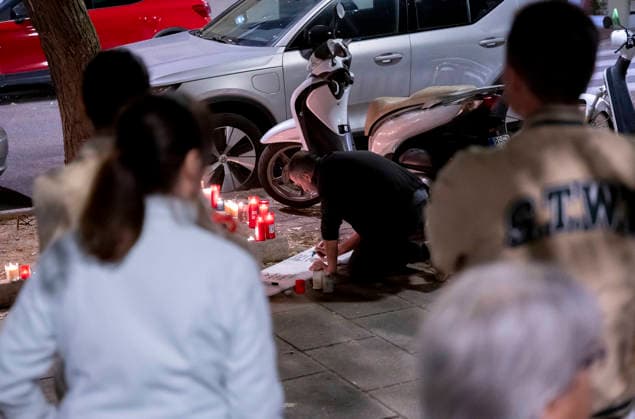 Maricarmen Abascal, who became a symbol of the fight for housing after her eviction, has died. Several people leave candles and messages at Maricarmen’s home on October 7, 2026, in Madrid, Spain. Maricarmen Abascal, who became a symbol of the housing rights movement that led to the Puerta del Sol encampment after being evicted from the home in Retiro where she had lived for 70 years, died on Wednesday, as confirmed by the Tenants’ Union. The woman had been hospitalized at Gregorio Maranón Hospital since September 23. On that day, she was carried out on a stretcher from her home on Alcalde Sainz de Baranda Street after the eviction order was enforced, despite protests from dozens of activists, and transferred to the Madrid hospital due to h Copyright: xAlbertoxOrtegax 7827351