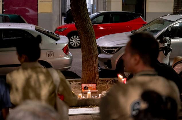 Maricarmen Abascal, who became a symbol of the fight for housing after her eviction, has died. Several people leave candles and messages at Maricarmen’s home on October 7, 2026, in Madrid, Spain. Maricarmen Abascal, who became a symbol of the housing rights movement that led to the Puerta del Sol encampment after being evicted from the home in Retiro where she had lived for 70 years, died on Wednesday, as confirmed by the Tenants’ Union. The woman had been hospitalized at Gregorio Maranón Hospital since September 23. On that day, she was carried out on a stretcher from her home on Alcalde Sainz de Baranda Street after the eviction order was enforced, despite protests from dozens of activists, and transferred to the Madrid hospital due to h Copyright: xAlbertoxOrtegax 7827352