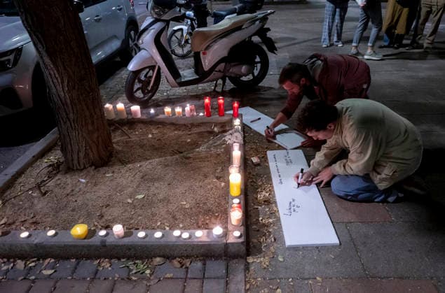 Maricarmen Abascal, who became a symbol of the fight for housing after her eviction, has died. Several people leave candles and messages at Maricarmen’s home on October 7, 2026, in Madrid, Spain. Maricarmen Abascal, who became a symbol of the housing rights movement that led to the Puerta del Sol encampment after being evicted from the home in Retiro where she had lived for 70 years, died on Wednesday, as confirmed by the Tenants’ Union. The woman had been hospitalized at Gregorio Maranón Hospital since September 23. On that day, she was carried out on a stretcher from her home on Alcalde Sainz de Baranda Street after the eviction order was enforced, despite protests from dozens of activists, and transferred to the Madrid hospital due to h Copyright: xAlbertoxOrtegax 7827361