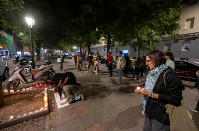 Maricarmen Abascal, who became a symbol of the fight for housing after her eviction, has died. Several people leave candles and messages at Maricarmen’s home on October 7, 2026, in Madrid, Spain. Maricarmen Abascal, who became a symbol of the housing rights movement that led to the Puerta del Sol encampment after being evicted from the home in Retiro where she had lived for 70 years, died on Wednesday, as confirmed by the Tenants’ Union. The woman had been hospitalized at Gregorio Maranón Hospital since September 23. On that day, she was carried out on a stretcher from her home on Alcalde Sainz de Baranda Street after the eviction order was enforced, despite protests from dozens of activists, and transferred to the Madrid hospital due to h Copyright: xAlbertoxOrtegax 7827363