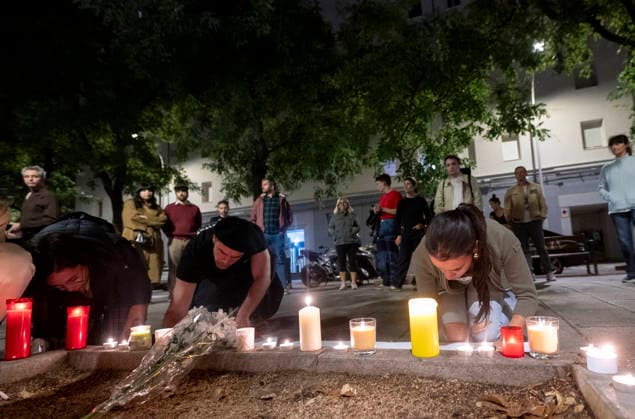 Maricarmen Abascal, who became a symbol of the fight for housing after her eviction, has died. Several people leave candles and messages at Maricarmen’s home on October 7, 2026, in Madrid, Spain. Maricarmen Abascal, who became a symbol of the housing rights movement that led to the Puerta del Sol encampment after being evicted from the home in Retiro where she had lived for 70 years, died on Wednesday, as confirmed by the Tenants’ Union. The woman had been hospitalized at Gregorio Maranón Hospital since September 23. On that day, she was carried out on a stretcher from her home on Alcalde Sainz de Baranda Street after the eviction order was enforced, despite protests from dozens of activists, and transferred to the Madrid hospital due to h Copyright: xAlbertoxOrtegax 7827364