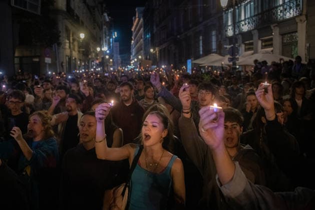 Maricarmen Abascal, who became a symbol of the fight for housing after her eviction, has died. Dozens of people held a candlelight vigil for Maricarmen in front of the Congress of Deputies on October 7, 2026, in Madrid, Spain. Maricarmen Abascal, who became a symbol of the housing rights movement that led to the Puerta del Sol encampment after being evicted from the home in Retiro where she had lived for 70 years, died on Wednesday, as confirmed by the Tenants’ Union. The woman had been hospitalized at Gregorio Maranón Hospital since September 23. On that day, she was carried out on a stretcher from her home on Alcalde Sainz de Baranda Street after the eviction order was enforced, despite protests from dozens of activists, and transferred Copyright: xFernandoxSanchezx 7827432
