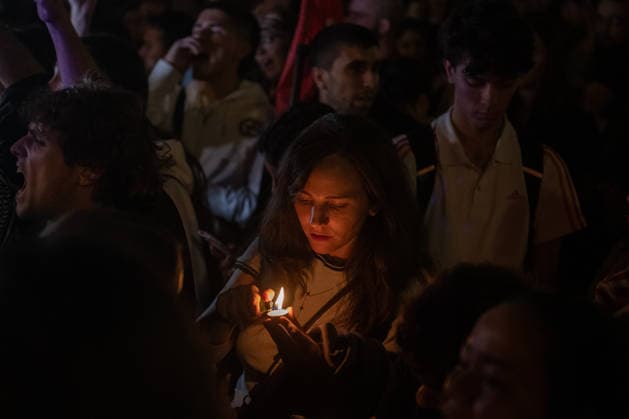 Maricarmen Abascal, Who Became a Symbol of the Fight for Housing After Her Eviction, Dies A person lights a candle for Maricarmen in front of the Congress of Deputies on October 7, 2026, in Madrid, Spain. Maricarmen Abascal, who became a symbol of the housing rights movement that led to the Puerta del Sol encampment after being evicted from the home in Retiro where she had lived for 70 years, died on Wednesday, as confirmed by the Tenants’ Union. The woman had been hospitalized at Gregorio Maranón Hospital since September 23. On that day, she was carried out on a stretcher from her home on Alcalde Sainz de Baranda Street after the eviction order was enforced, despite protests from dozens of activists, and transferred to the Madrid hospital Copyright: xFernandoxSanchezx 7827433
