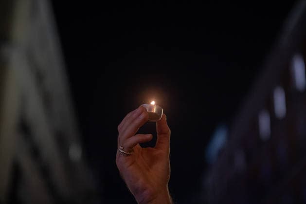 Maricarmen Abascal, who became a symbol of the fight for housing after her eviction, has died. A person holds a candle in memory of Maricarmen in front of the Congress of Deputies on October 7, 2026, in Madrid, Spain. Maricarmen Abascal, who became a symbol of the housing rights movement that led to the Puerta del Sol encampment after being evicted from the home in Retiro where she had lived for 70 years, died on Wednesday, as confirmed by the Tenants’ Union. The woman had been hospitalized at Gregorio Maranón Hospital since September 23. On that day, she was carried out on a stretcher from her home on Alcalde Sainz de Baranda Street after the eviction order was enforced, despite protests from dozens of activists, and transferred to the Ma Copyright: xFernandoxSanchezx 7827434