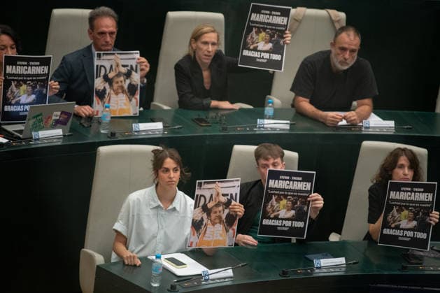 The Madrid City Council holds a special plenary session to approve two plans to increase housing. Más Madrid’s spokesperson on the City Council, Rita Maestre, and Más Madrid council members hold up a poster of Maricarmen during a special plenary session at the Palacio de Cibeles on October 8, 2026, in Madrid, Spain. The Madrid City Council is holding a special plenary session to give the green light to two special plans initially approved by the Governing Board, one of which will allow for the establishment of any type of lodging—including aparthotels, flex living, guesthouses, or lodging facilities on more than 240 industrial-use lots spread across eight districts of the capital, and one that amends municipal regulations to allow for the Copyright: xFernandoxSanchezx 7827640