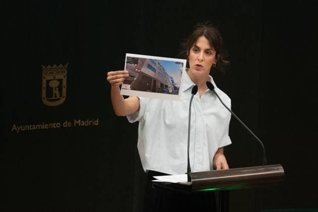 The Madrid City Council holds a special plenary session to approve two plans to increase housing. Más Madrid’s spokesperson on the City Council, Rita Maestre, and Más Madrid council members hold up a poster of Maricarmen during a special plenary session at the Palacio de Cibeles on October 8, 2026, in Madrid, Spain. The Madrid City Council is holding a special plenary session to give the green light to two special plans initially approved by the Governing Board, one of which will allow for the establishment of any type of lodging—including aparthotels, flex living, guesthouses, or lodging facilities on more than 240 industrial-use lots spread across eight districts of the capital, and one that amends municipal regulations to allow for the Copyright: xFernandoxSanchezx 7827638