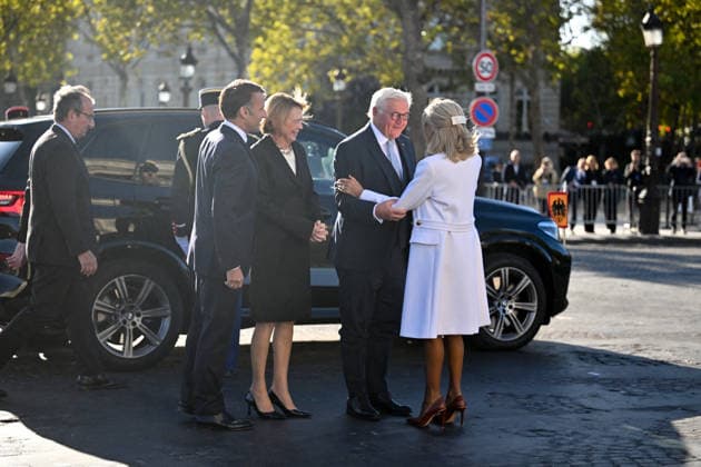 President Emmanuel Macron, Brigitte Macron, Frank-Walter Steinmeier, President of Germany, Elke Büdenbender at a ceremony at the Arc de Triomphe in Paris on October 8, 2026, in honor of the state visit of the President of Germany and his wife to France. Christian Liewig Bestimage President Emmanuel Macron and his wife Brigitte Macron welcome Frank-Walter Steinmeier, President of Germany, and his wife Elke Büdenbender for a ceremony at the Arc de Triomphe in Paris on October 8, 2026, Paris, France Copyright: xChristianxLiewigx xBestimagexChristianxLiewigx xBestimagex