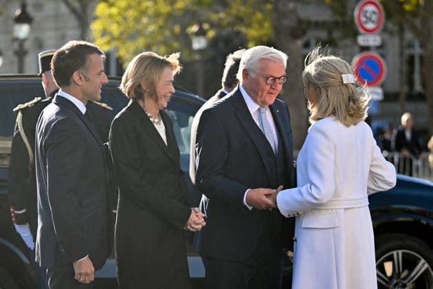 President Emmanuel Macron, Brigitte Macron, Frank-Walter Steinmeier, President of Germany, Elke Büdenbender at a ceremony at the Arc de Triomphe in Paris on October 8, 2026, in honor of the state visit of the President of Germany and his wife to France. Christian Liewig Bestimage President Emmanuel Macron and his wife Brigitte Macron welcome Frank-Walter Steinmeier, President of Germany, and his wife Elke Büdenbender for a ceremony at the Arc de Triomphe in Paris on October 8, 2026, Paris, France Copyright: xChristianxLiewigx xBestimagexChristianxLiewigx xBestimagex