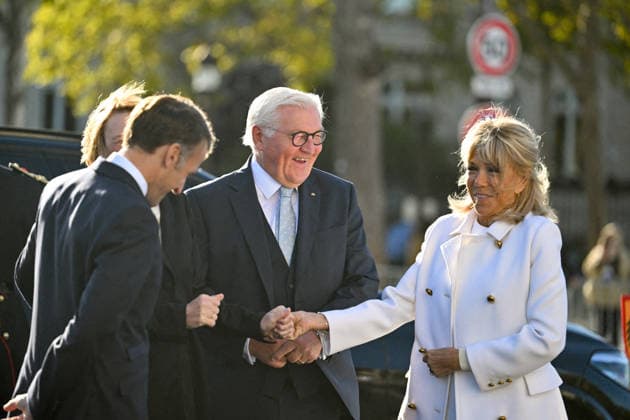 President Emmanuel Macron, Brigitte Macron, Frank-Walter Steinmeier, President of Germany, Elke Büdenbender at a ceremony at the Arc de Triomphe in Paris on October 8, 2026, in honor of the state visit of the President of Germany and his wife to France. Christian Liewig Bestimage President Emmanuel Macron and his wife Brigitte Macron welcome Frank-Walter Steinmeier, President of Germany, and his wife Elke Büdenbender for a ceremony at the Arc de Triomphe in Paris on October 8, 2026, Paris, France Copyright: xChristianxLiewigx xBestimagexChristianxLiewigx xBestimagex