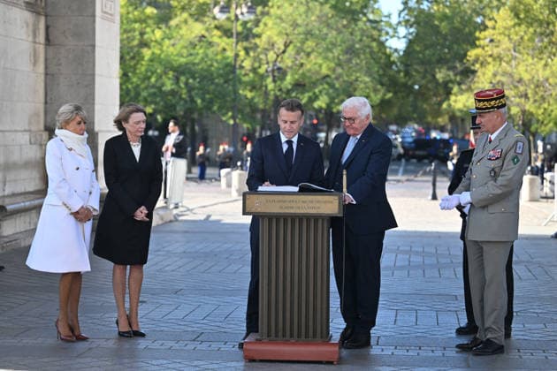 President Emmanuel Macron, Brigitte Macron, Frank-Walter Steinmeier, President of Germany, Elke Büdenbender at a ceremony at the Arc de Triomphe in Paris on October 8, 2026, in honor of the state visit of the President of Germany and his wife to France. Christian Liewig Bestimage President Emmanuel Macron and his wife Brigitte Macron welcome Frank-Walter Steinmeier, President of Germany, and his wife Elke Büdenbender for a ceremony at the Arc de Triomphe in Paris on October 8, 2026, Paris, France Copyright: xChristianxLiewigx xBestimagexChristianxLiewigx xBestimagex