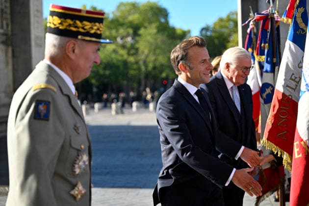 President Emmanuel Macron, Frank-Walter Steinmeier, President of Germany, during a ceremony at the Arc de Triomphe in Paris on October 8, 2026, in honor of the state visit of the President of Germany and his wife to France. Christian Liewig Bestimage President Emmanuel Macron and his wife Brigitte Macron welcome Frank-Walter Steinmeier, President of Germany, and his wife, Elke Büdenbender, for a ceremony at the Arc de Triomphe in Paris on October 8, 2026, Paris, France Copyright: xChristianxLiewigx xBestimagexChristianxLiewigx xBestimagex