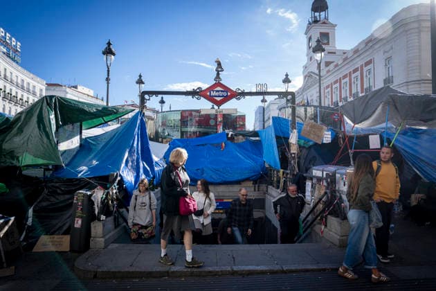 Protesters at Sol Square Stand by Their Demands for Housing Housing Protest at Puerta del Sol, October 8, 2026, in Madrid, Spain. The encampment at Sol has spilled over into the square, and the protesters are maintaining their demands against evictions and exorbitant rents. The Official State Gazette (BOE) published yesterday, October 7, the new version of the housing and rent decrees that the Council of Ministers approved the previous day OCTOBER 8, 2026 A Pé Madrid, Madrid, Spain Copyright: xA.xPÃ rezxMecax 7828150