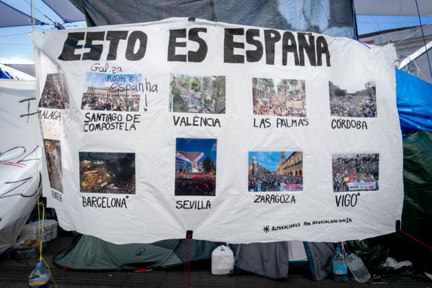 Protesters at Sol Square Stand by Their Demands for Housing Housing Protest at Puerta del Sol, October 8, 2026, in Madrid, Spain. The encampment at Sol has spilled over into the square, and the protesters are maintaining their demands against evictions and exorbitant rents. The Official State Gazette (BOE) published yesterday, October 7, the new version of the housing and rent decrees that the Council of Ministers approved the previous day OCTOBER 8, 2026 A Pé Madrid, Madrid, Spain Copyright: xA.xPÃ rezxMecax 7828151
