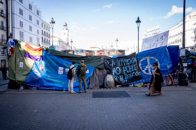 Protesters at Sol Square Stand by Their Demands for Housing Housing Protest at Puerta del Sol, October 8, 2026, in Madrid, Spain. The encampment at Sol has spilled over into the square, and the protesters are maintaining their demands against evictions and exorbitant rents. The Official State Gazette (BOE) published yesterday, October 7, the new version of the housing and rent decrees that the Council of Ministers approved the previous day OCTOBER 8, 2026 A Pé Madrid, Madrid, Spain Copyright: xA.xPÃ rezxMecax 7828145