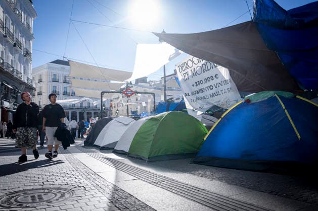 Protesters at Sol Square Stand by Their Demands for Housing Housing Protest at Puerta del Sol, October 8, 2026, in Madrid, Spain. The encampment at Sol has spilled over into the square, and the protesters are maintaining their demands against evictions and exorbitant rents. The Official State Gazette (BOE) published yesterday, October 7, the new version of the housing and rent decrees that the Council of Ministers approved the previous day OCTOBER 8, 2026 A Pé Madrid, Madrid, Spain Copyright: xA.xPÃ rezxMecax 7828152