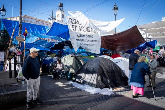 Protesters at Sol Square Stand by Their Demands for Housing Housing Protest at Puerta del Sol, October 8, 2026, in Madrid, Spain. The encampment at Sol has spilled over into the square, and the protesters are maintaining their demands against evictions and exorbitant rents. The Official State Gazette (BOE) published yesterday, October 7, the new version of the housing and rent decrees that the Council of Ministers approved the previous day OCTOBER 8, 2026 A Pé Madrid, Madrid, Spain Copyright: xA.xPÃ rezxMecax 7828154