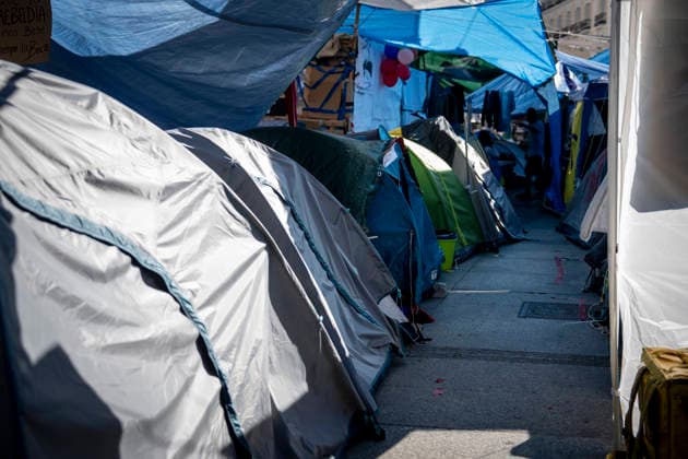 Protesters at Sol Square Stand by Their Demands for Housing Housing Protest at Puerta del Sol, October 8, 2026, in Madrid, Spain. The encampment at Sol has spilled over into the square, and the protesters are maintaining their demands against evictions and exorbitant rents. The Official State Gazette (BOE) published yesterday, October 7, the new version of the housing and rent decrees that the Council of Ministers approved the previous day OCTOBER 8, 2026 A Pé Madrid, Madrid, Spain Copyright: xA.xPÃ rezxMecax 7828157