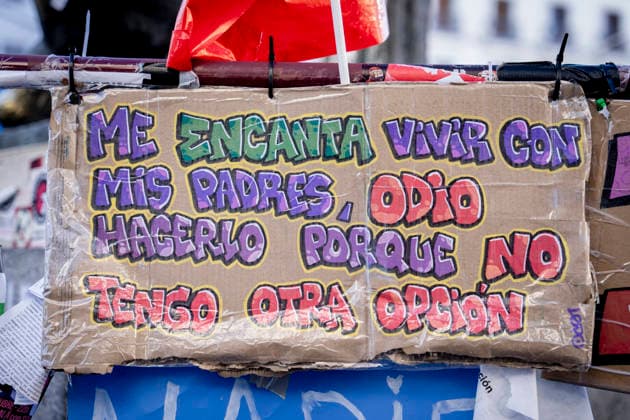 Protesters at Sol Square Stand by Their Demands for Housing A banner reading I love living with my parents, but I hate having to do it because I have no other choice during the housing protest at Puerta del Sol on October 8, 2026, in Madrid, Spain. The encampment at Sol has spilled over into the square, and the protesters are maintaining their demands against evictions and exorbitant rents. The Official State Gazette (BOE) published yesterday, October 7, the new version of the housing and rent decrees that the Council of Ministers had approved the previous day OCTOBER 8, 2026 A Pé Madrid, Madrid, Spain Copyright: xA.xPÃ rezxMecax 7828171