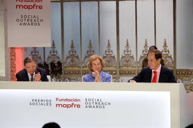 Queen Sofía Presides Over the 2026 Mapfre Foundation Social Awards Ceremony The Minister of Agriculture, Fisheries, and Food, Luis Planas, Queen Sofía, and Antonio Huertas Mejías during the 2026 Mapfre Foundation Social Awards ceremony, at the Real Casino de Madrid, on October 8, 2026, in Madrid, Spain. These awards recognize the commitment, generosity, and solidarity of individuals and institutions that have carried out outstanding initiatives for the benefit of society, including Teresa Perales, Ayúdame3D, AESLEME, and Cortijo Guadiana. QUEEN INFANTA AWARDS CASINO MAPFRE FOUNDATION Raú Madrid Madrid, Spain Copyright: xRaulxTerrelx 7828185