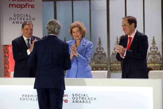 Queen Sofía presides over the 2026 Mapfre Foundation Social Awards ceremony. The Minister of Agriculture, Fisheries, and Food, Luis Planas, Queen Sofía and Antonio Huertas Mejías present the Award for Best Initiative in the Agricultural Sector to Cortijo Guadiana during the 2026 Mapfre Foundation Social Awards ceremony at the Real Casino de Madrid on October 8, 2026, in Madrid, Spain. These awards recognize the commitment, generosity, and solidarity of individuals and institutions that have carried out outstanding actions for the benefit of society, to Teresa Perales, Ayúdame3D, AESLEME, and Cortijo Guadiana QUEEN INFANTA AWARDS CASINO MAPFRE FOUNDATION Raú Madrid Madrid, Spain Copyright: xRaulxTerrelx 7828198
