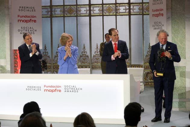 Queen Sofía presides over the 2026 Mapfre Foundation Social Awards ceremony. The Minister of Agriculture, Fisheries, and Food, Luis Planas, Queen Sofía and Antonio Huertas Mejías present the Award for Best Initiative in the Agricultural Sector to Cortijo Guadiana during the 2026 Mapfre Foundation Social Awards ceremony at the Real Casino de Madrid on October 8, 2026, in Madrid, Spain. These awards recognize the commitment, generosity, and solidarity of individuals and institutions that have carried out outstanding actions for the benefit of society, to Teresa Perales, Ayúdame3D, AESLEME, and Cortijo Guadiana QUEEN INFANTA AWARDS CASINO MAPFRE FOUNDATION Raú Madrid Madrid, Spain Copyright: xRaulxTerrelx 7828200