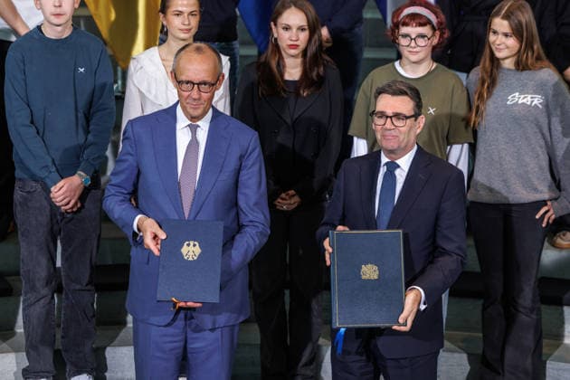 Austausch der Ratifizierungsurkunden des Kensington Vertrags durch den Bundeskanzler Friedrich Merz (CDU) und den Premierminister des Vereinigten Königreichs Großbritannien und Nordirland, Andrew Burnham Austausch der Ratifizierungsurkunden des Kensington Vertrags durch den Bundeskanzler Friedrich Merz (CDU) und den Premierminister des Vereinigten Königreichs Großbritannien und Nordirland, Andrew Burnham in Berlin am 08.10.2026. Berlin Berlin Deutschland Bundeskanzleramt