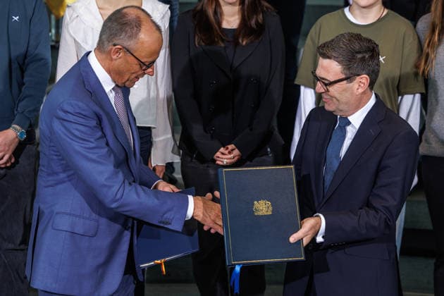 Austausch der Ratifizierungsurkunden des Kensington Vertrags durch den Bundeskanzler Friedrich Merz (CDU) und den Premierminister des Vereinigten Königreichs Großbritannien und Nordirland, Andrew Burnham Austausch der Ratifizierungsurkunden des Kensington Vertrags durch den Bundeskanzler Friedrich Merz (CDU) und den Premierminister des Vereinigten Königreichs Großbritannien und Nordirland, Andrew Burnham in Berlin am 08.10.2026. Berlin Berlin Deutschland Bundeskanzleramt