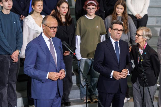 Austausch der Ratifizierungsurkunden des Kensington Vertrags durch den Bundeskanzler Friedrich Merz (CDU) und den Premierminister des Vereinigten Königreichs Großbritannien und Nordirland, Andrew Burnham Austausch der Ratifizierungsurkunden des Kensington Vertrags durch den Bundeskanzler Friedrich Merz (CDU) und den Premierminister des Vereinigten Königreichs Großbritannien und Nordirland, Andrew Burnham in Berlin am 08.10.2026. Berlin Berlin Deutschland Bundeskanzleramt
