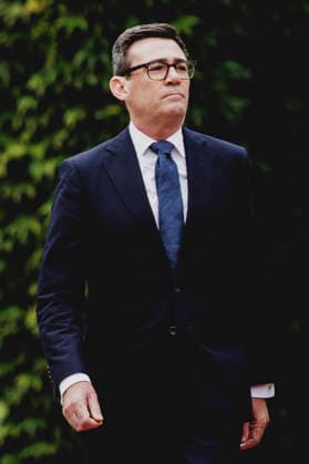Andrew Burnham, Premierminister von Grossbritannien, aufgenommen im Rahmen des Empfangs mit Militaerischen Ehren im Bundeskanzleramt in Berlin, 08.10.2026. Berlin Deutschland Copyright: xFlorianxGaertnerx