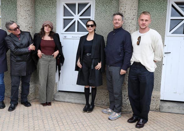 Ben Hardy, Zoe Adjani, Stephen Wooley, Amira Casar, and Thibault de Montalembert at the unveiling of Amira Casar’s beach hut on Dinard Beach during the 37th Dinard British and Irish Film Festival, France, on October 8, 2026. Denis Guignebourg, Bestimage. 37th Dinard British Irish Film Festival on October 8, 2026, in Dinard, France. Dinard, France Copyright: xDenisxGuignebourgx xBestimagexDenisxGuignebourgx xBestimagex