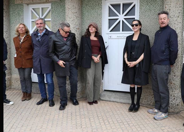 Ben Hardy, Zoe Adjani, Stephen Wooley, Amira Casar, and Thibault de Montalembert at the unveiling of Amira Casar’s beach hut on Dinard Beach during the 37th Dinard British and Irish Film Festival, France, on October 8, 2026. Denis Guignebourg, Bestimage. 37th Dinard British Irish Film Festival on October 8, 2026, in Dinard, France. Dinard, France Copyright: xDenisxGuignebourgx xBestimagexDenisxGuignebourgx xBestimagex