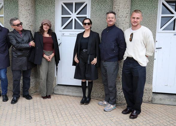 Ben Hardy, Zoe Adjani, Stephen Wooley, Amira Casar, and Thibault de Montalembert at the unveiling of Amira Casar’s beach hut on Dinard Beach during the 37th Dinard British and Irish Film Festival, France, on October 8, 2026. Denis Guignebourg, Bestimage. 37th Dinard British Irish Film Festival on October 8, 2026, in Dinard, France. Dinard, France Copyright: xDenisxGuignebourgx xBestimagexDenisxGuignebourgx xBestimagex