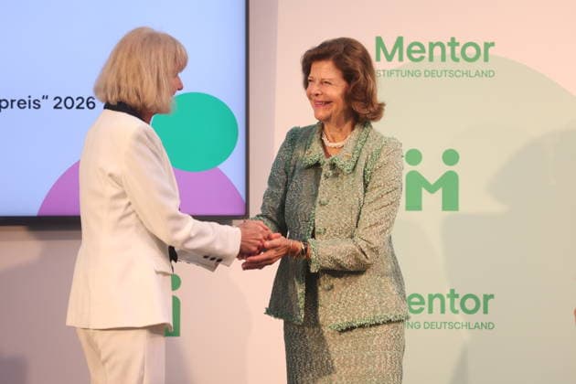 Monika Brandt und Königin Silvia von Schweden bei der Verleihung vom Mentor-Zukunftspreis beim Jubiläum der Mentor-Stiftung auf der Insel Mainau. Mainau, 08.10.2026 Copyright: xAgenturxMatthiasxWehnertx xM.xGränzdörferx