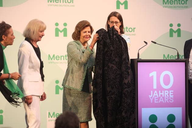 Sybille Perez, Monika Brandt, Bettina Gräfin Bernadotte, Königin Silvia von Schweden bei der Verleihung vom Mentor-Zukunftspreis beim Jubiläum der Mentor-Stiftung auf der Insel Mainau. Mainau, 08.10.2026 Copyright: xAgenturxMatthiasxWehnertx xM.xGränzdörferx